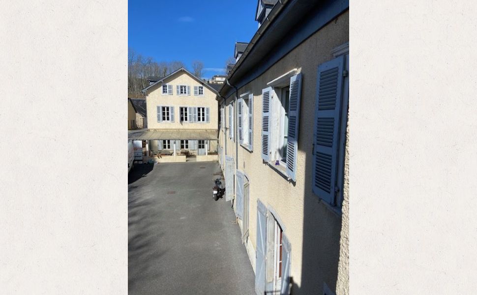 Propriété à Logements Multiples avec une Ancienne Chapelle et des Vues Montagnes